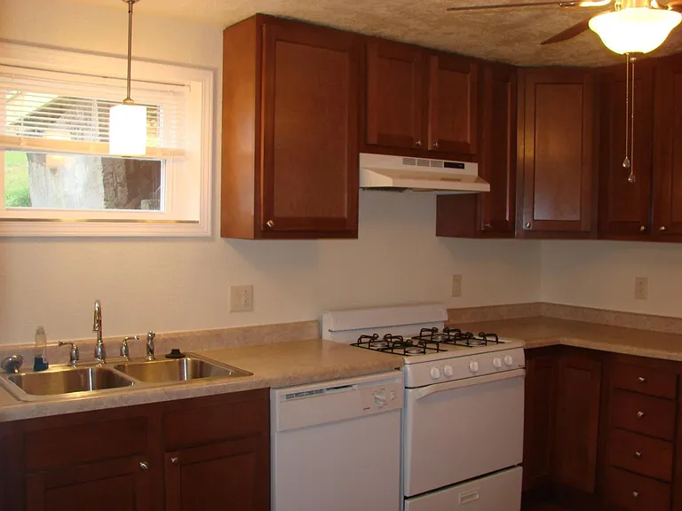 Kitchen (12' x 11'); eat-in