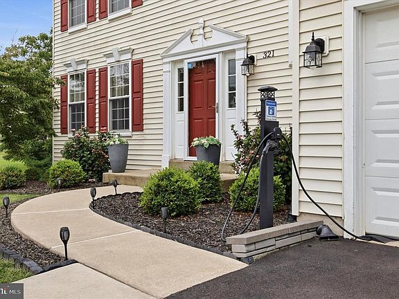3rd image of 321 Summer Grove Ln