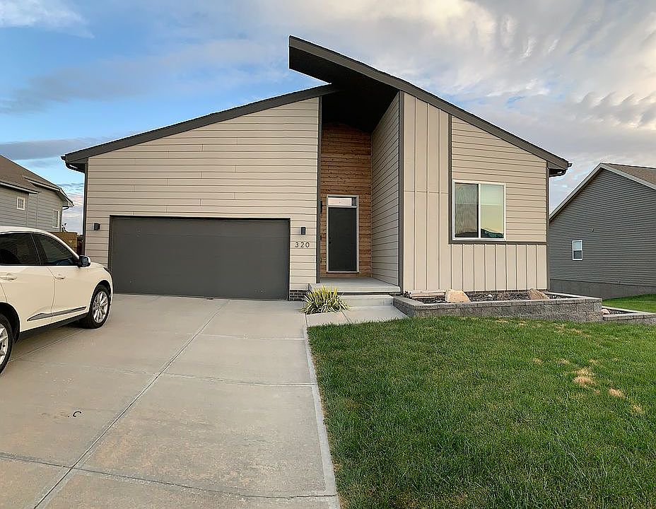1st image of 320 Fairway Cir
