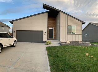 320 Fairway Cir, Plattsmouth, NE 68048