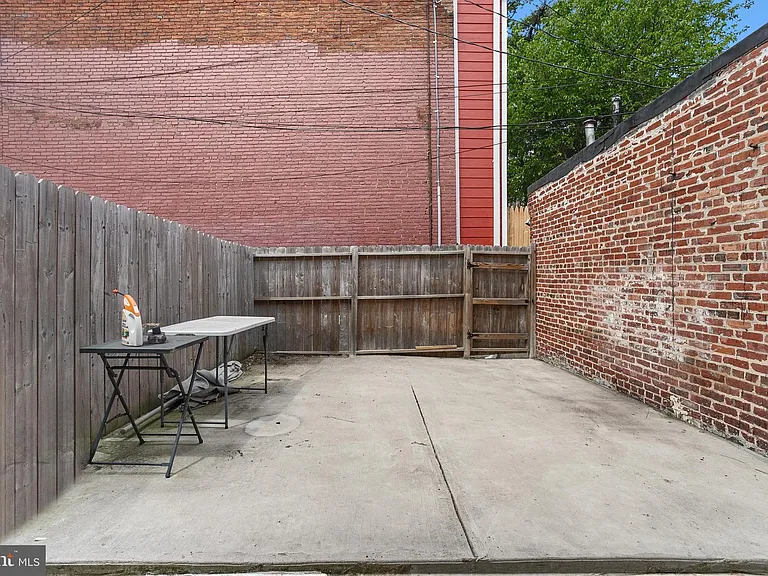 110 S Calhoun St — Photo 37