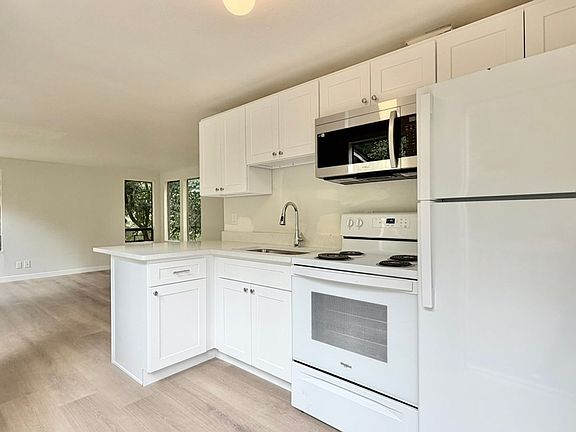 3rd image of 3063 Oak Bay Rd