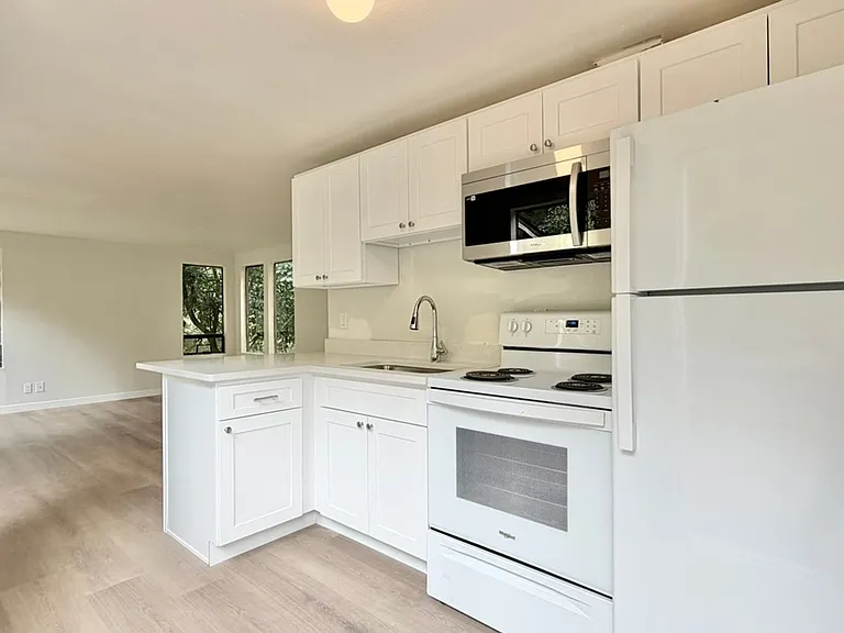 3063 Oak Bay Rd — Photo 3