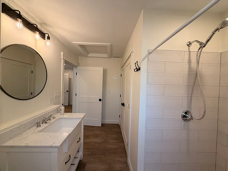 Bathroom w/ Walk-In Shower