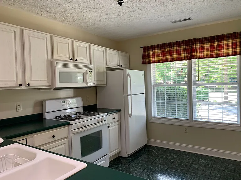 435 Oak Tree Blvd NW — Photo 4