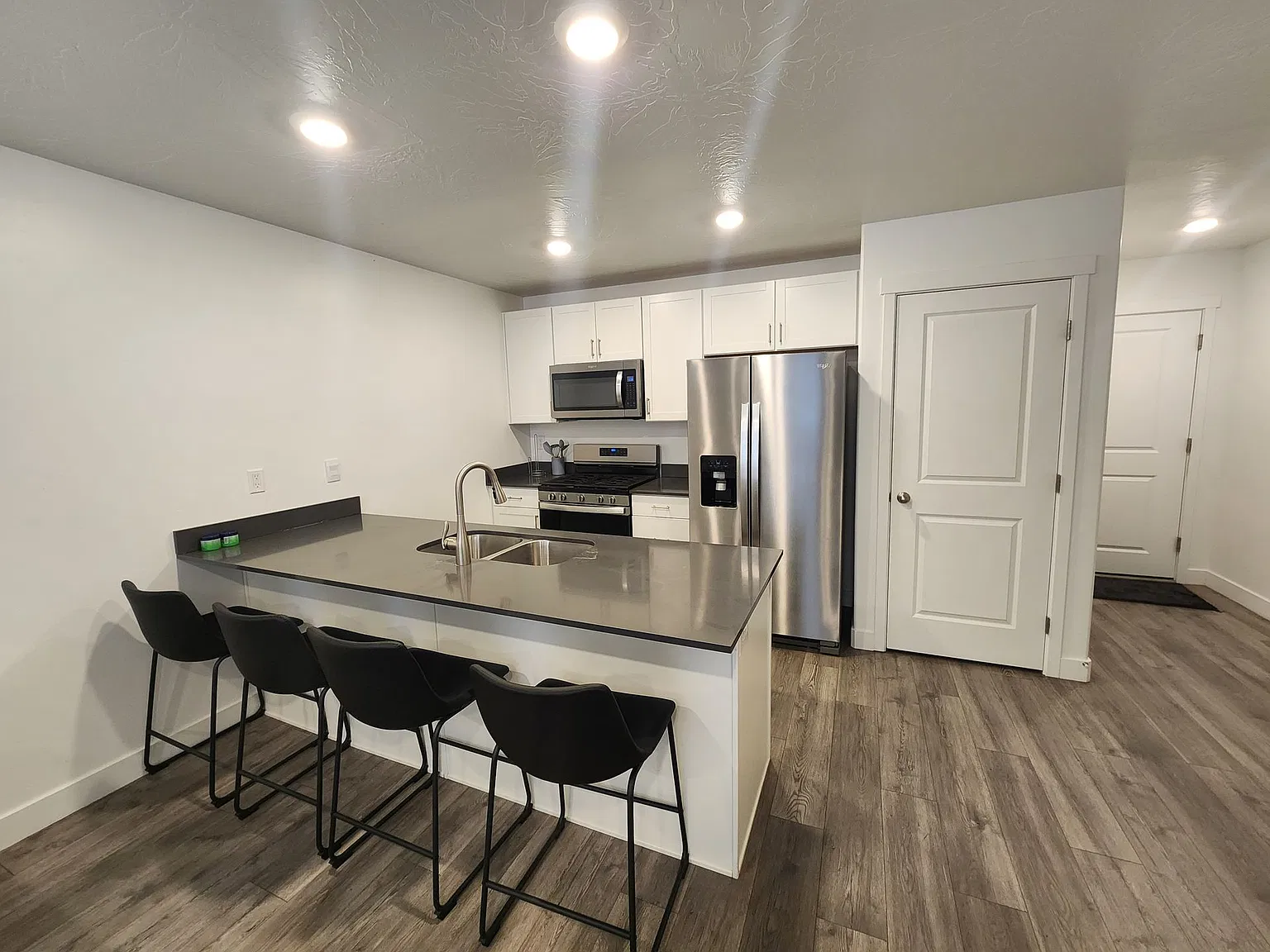 506 S May Dr — Photo 1