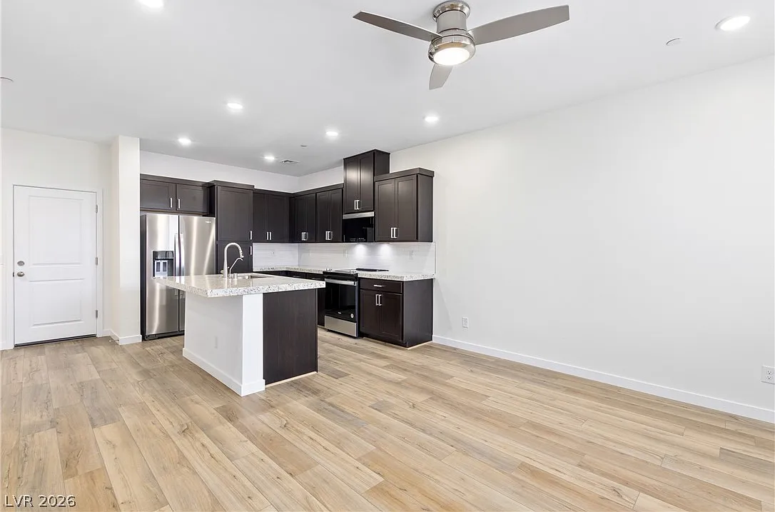 3 bed, 2.5 bath, 1405 sqft, $2,023 — Photo 2