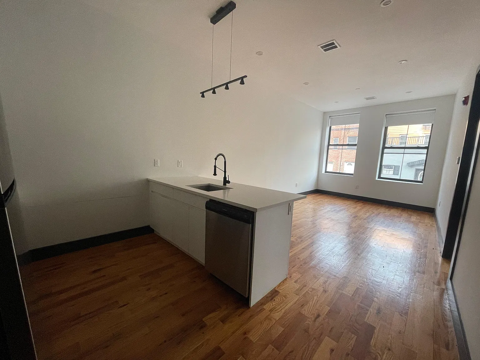 1 bed, 650 sqft, $2,100 — Photo 2