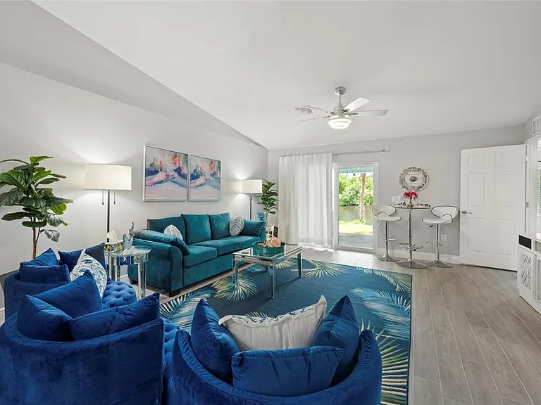 2098 Como St — Photo 14