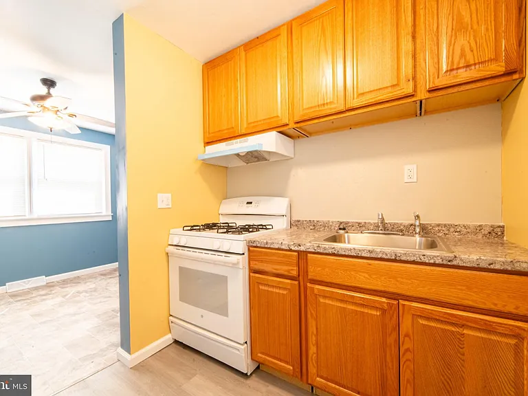 323 W Peach St #B — Photo 3