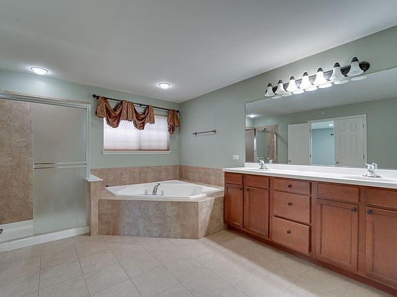 4th image of 2027 Amelia Ln
