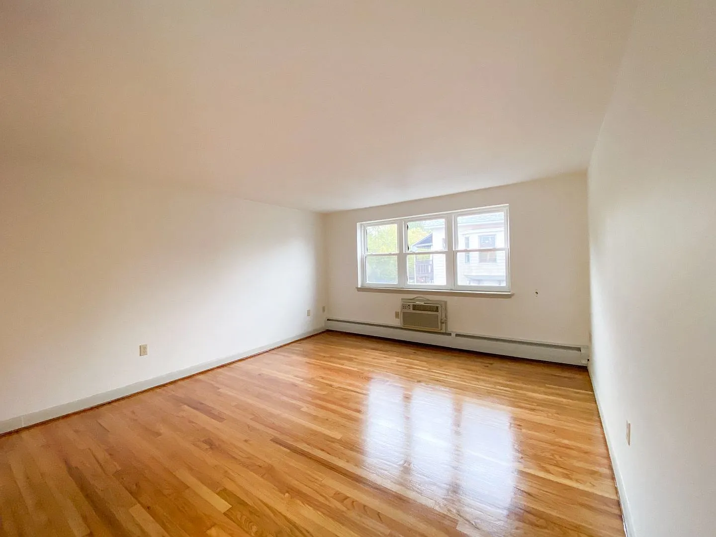 180 Bond St / Theo Investments LLC — Photo 4