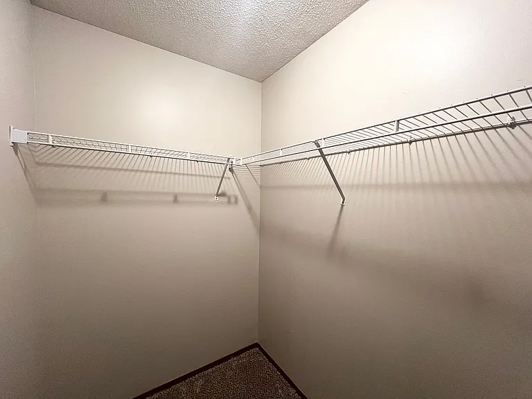 Oakridge Apartments — Photo 30