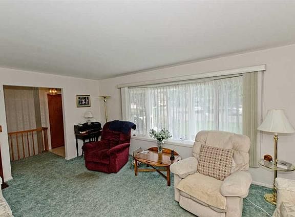 5th image of 12 Oakwood Dr W