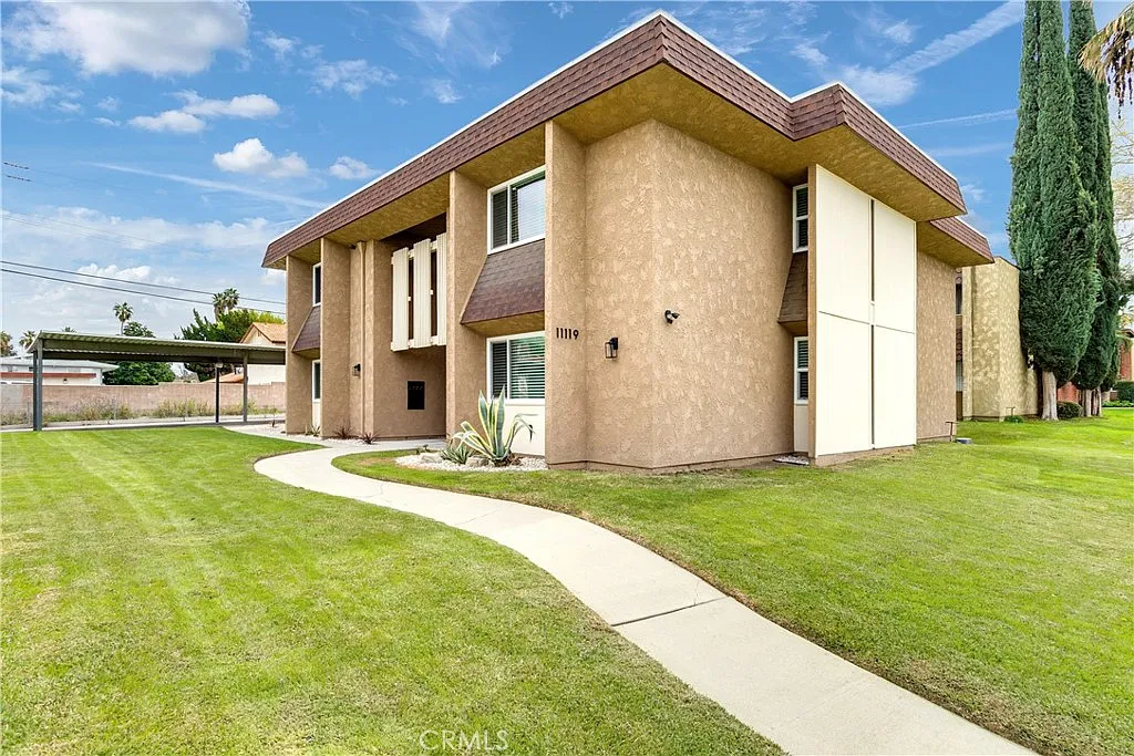 2 bed, 956 sqft, $2,200 — Photo 1