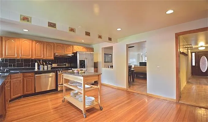 Sold by Maz Group NY | media 7