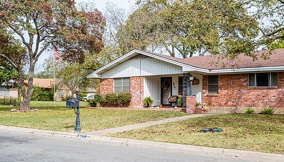 2nd image of 810 Lake Dr