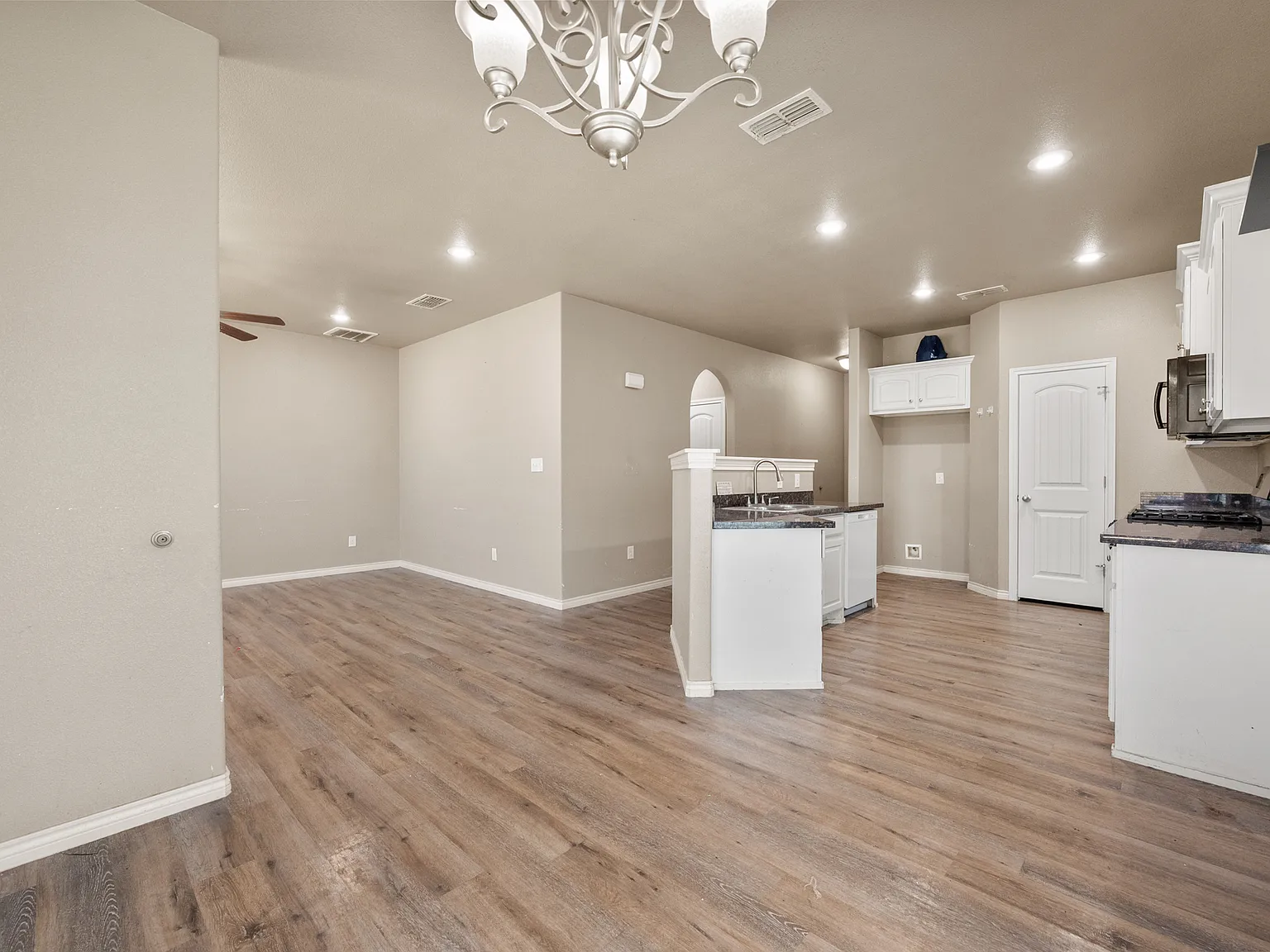 4 bed, 1609 sqft, $2,099 — Photo 4