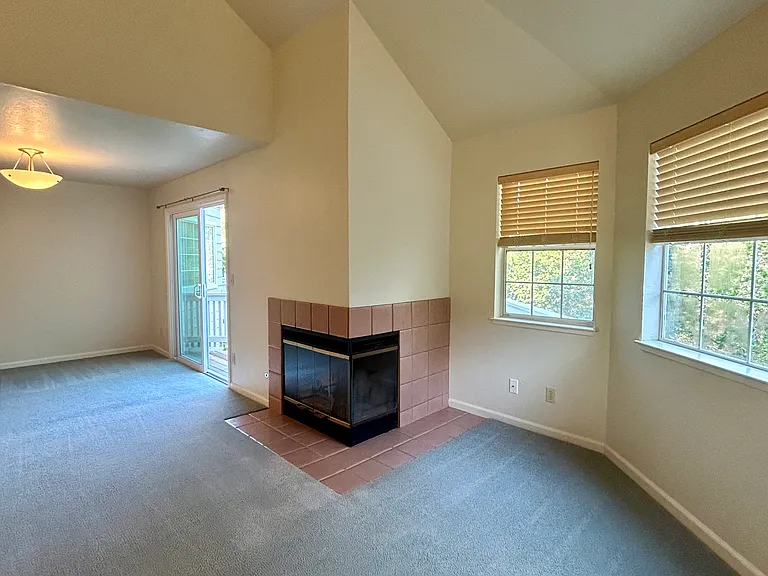 806 Isbel Ct — Photo 6