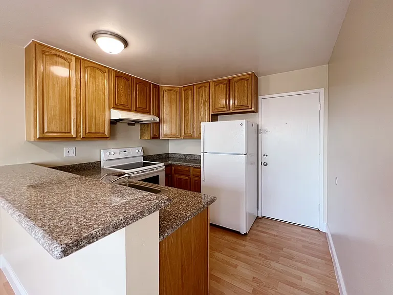 El Camino Real Apartments — Photo 28
