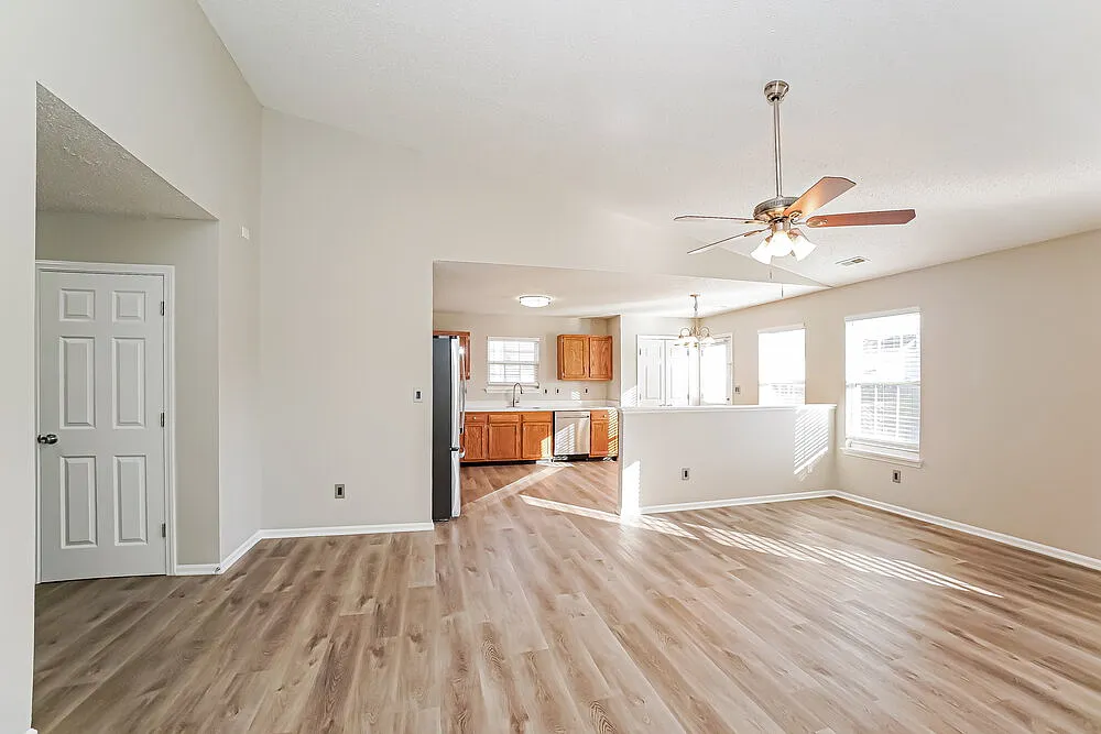 3 bed, 2.0 bath, 1408 sqft, $2,460 — Photo 3