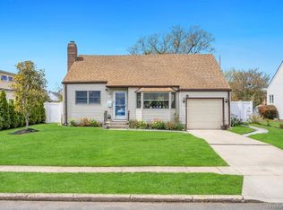 14 Dahlia Ln, Deer Park, NY 11729