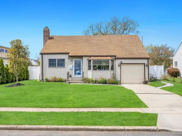 14 Dahlia Lane, Deer Park, NY 11729