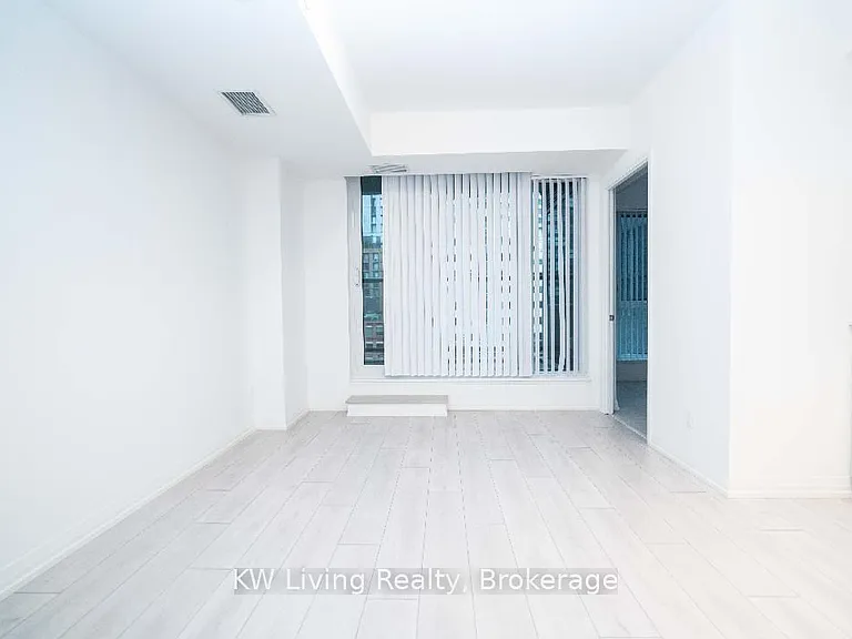 400 King St W #523 — Photo 10