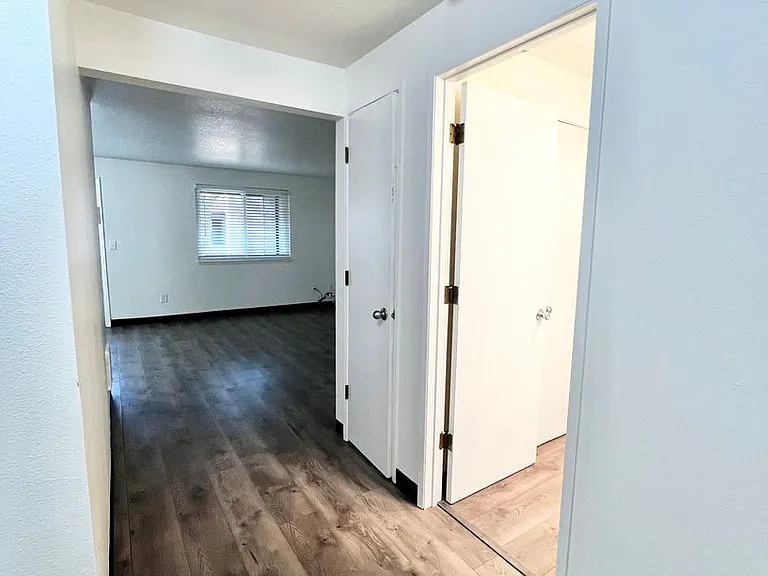 Willow Creek Apartments — Photo 19
