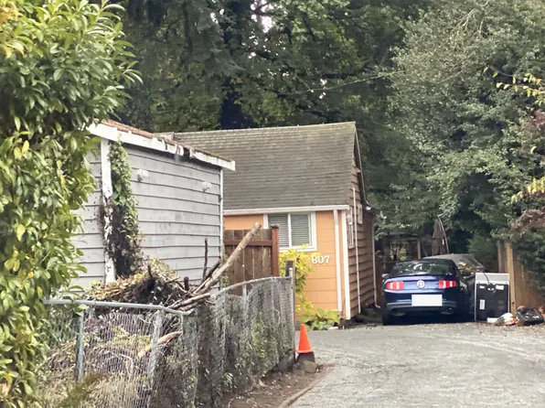 607 S 206th St, Seattle, WA 98198