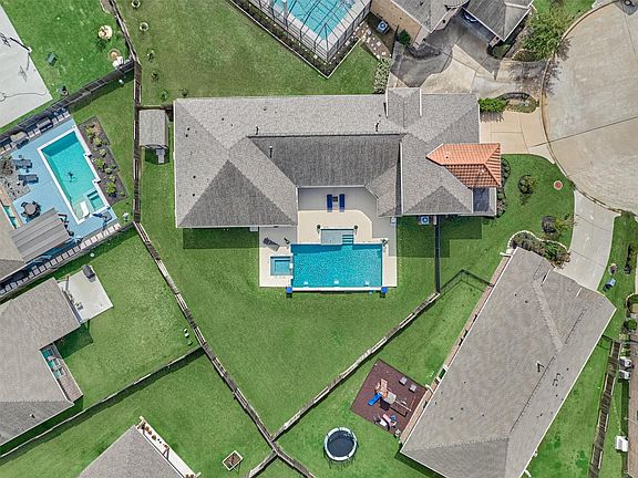 4th image of 7402 Bethpage Ln