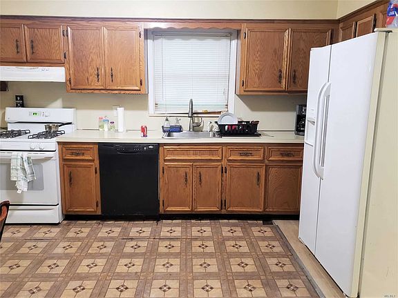 5th image of 102 Sampson Ave