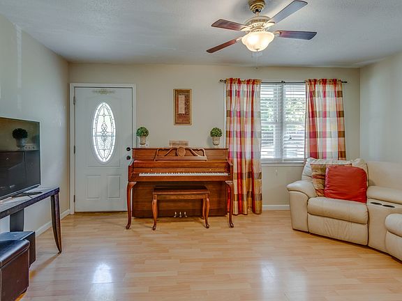 5th image of 111 Katy Ct