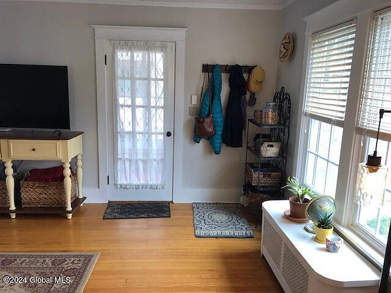 4th image of 33 Webster Avenue