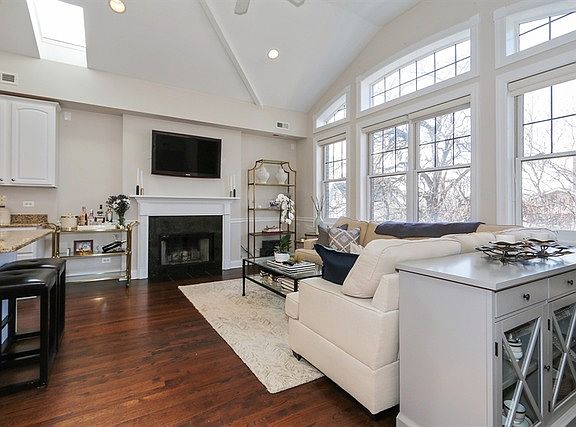 2nd image of 2721 N Wilton Ave APT 1S