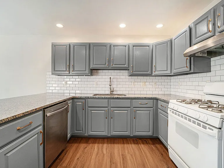 896 Saint Clair St — Photo 10
