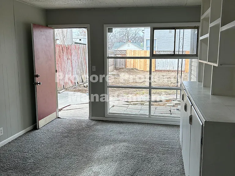303 S Ivy St — Photo 4