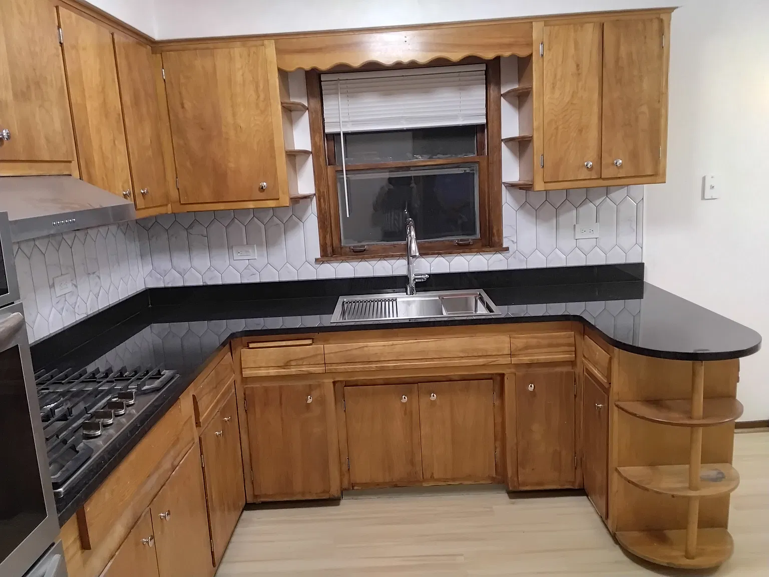 2166 N Moody Ave — Photo 3