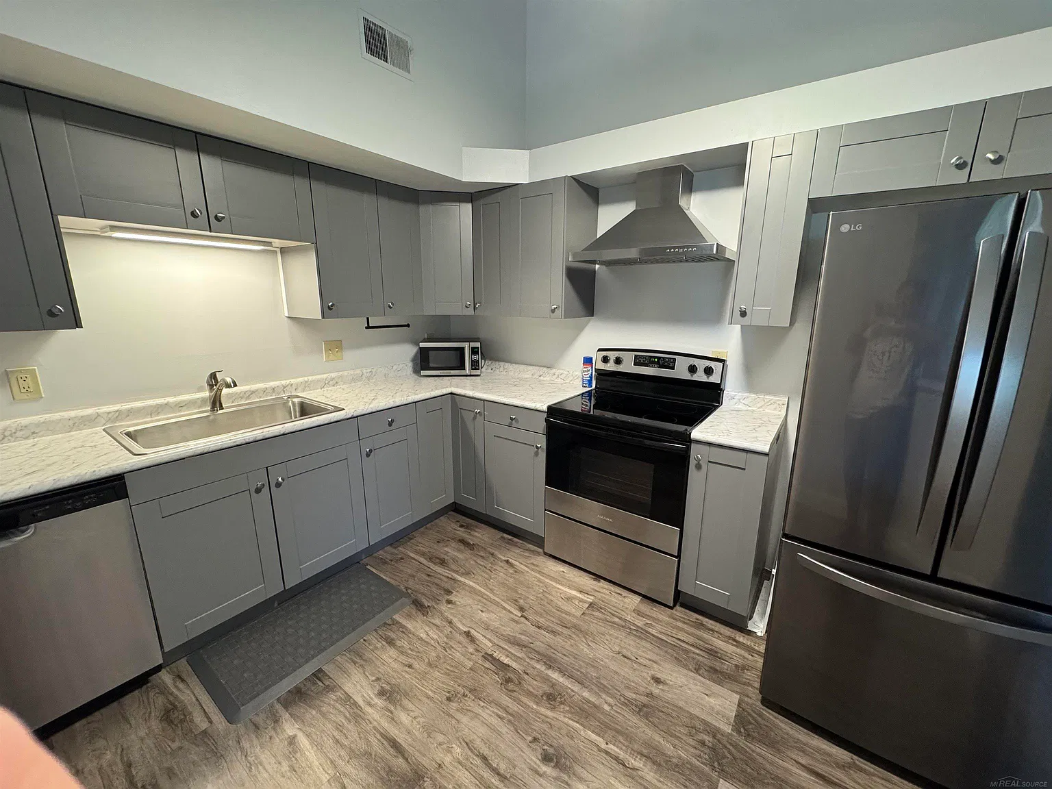 2 bed, 2.0 bath, 1213 sqft, $1,750 — Photo 2