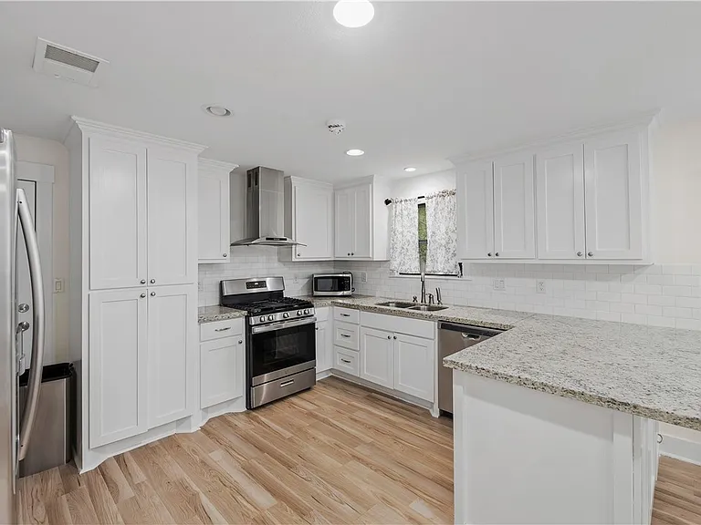 1510 Burt St — Photo 9