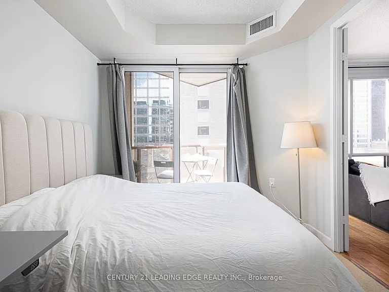 85 Bloor St E #1413 — Photo 16