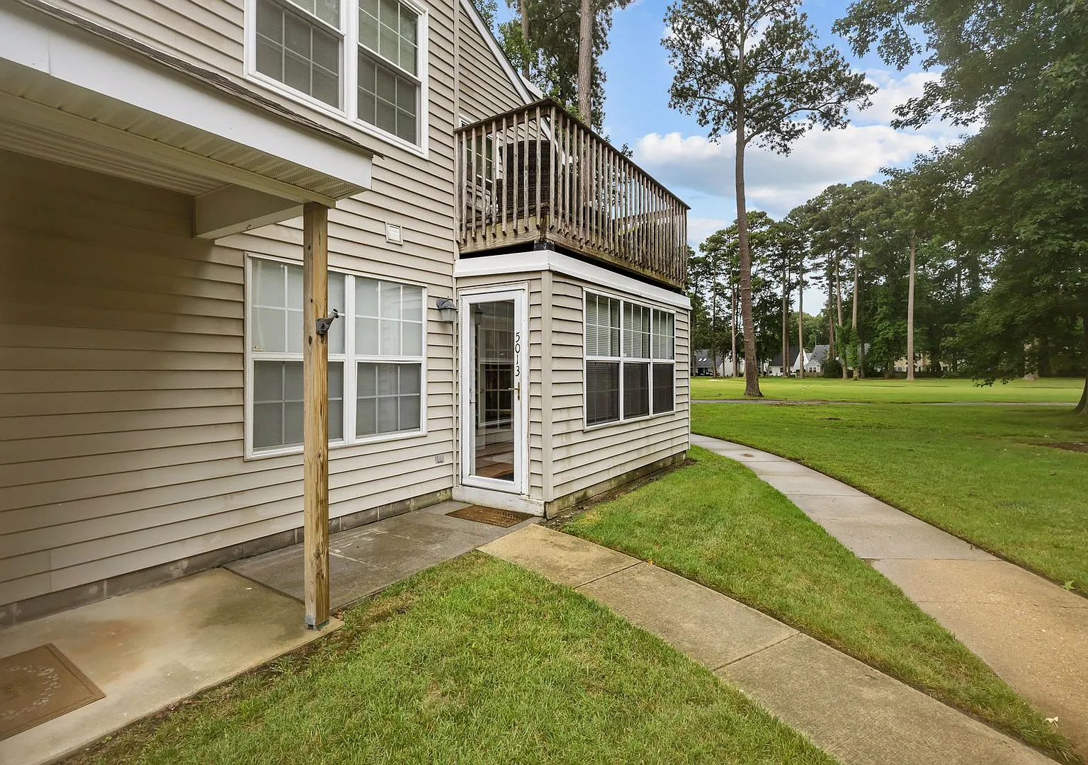 Charming Condo Overlooking Honey Bee Golf Course — Photo 1