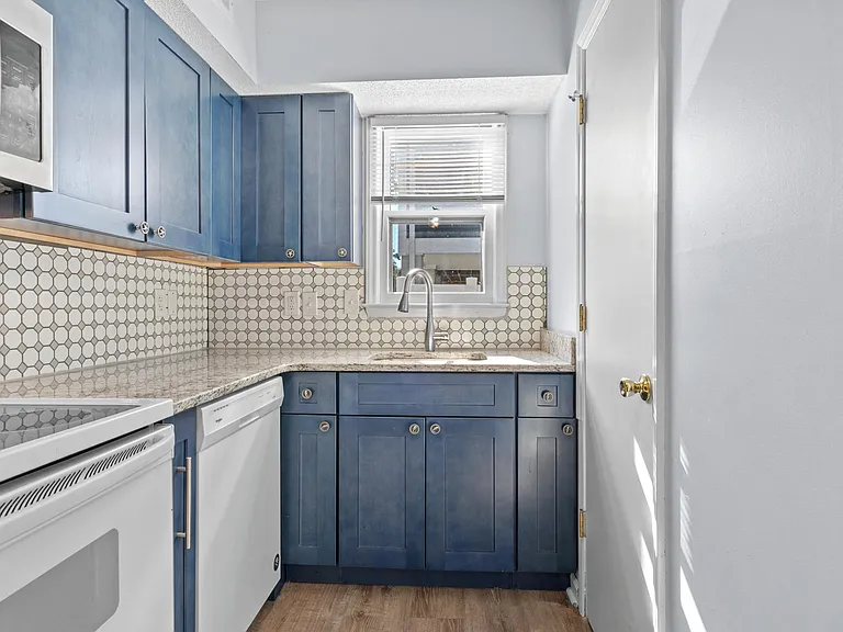 345 15th Ave S #1 — Photo 11