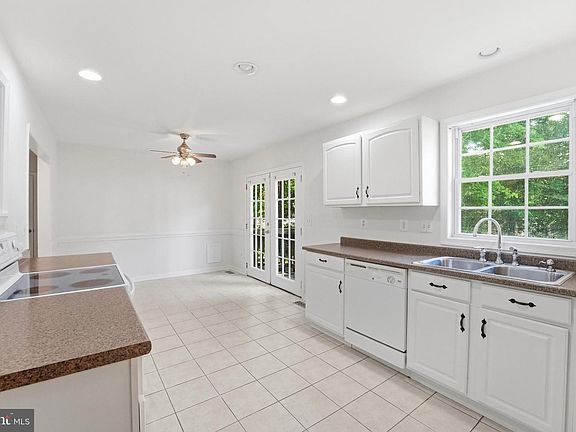 3rd image of 102 Wakefield Dr
