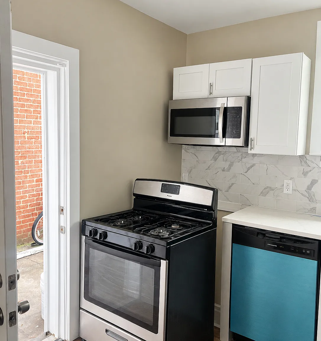 3 bed, 1.5 bath, 1230 sqft, $1,925 — Photo 3