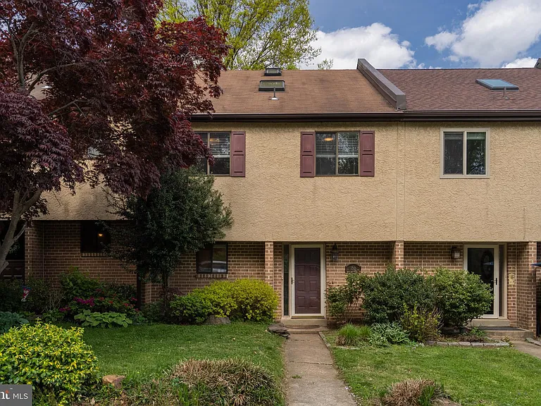 156 Eaton Dr — Photo 1