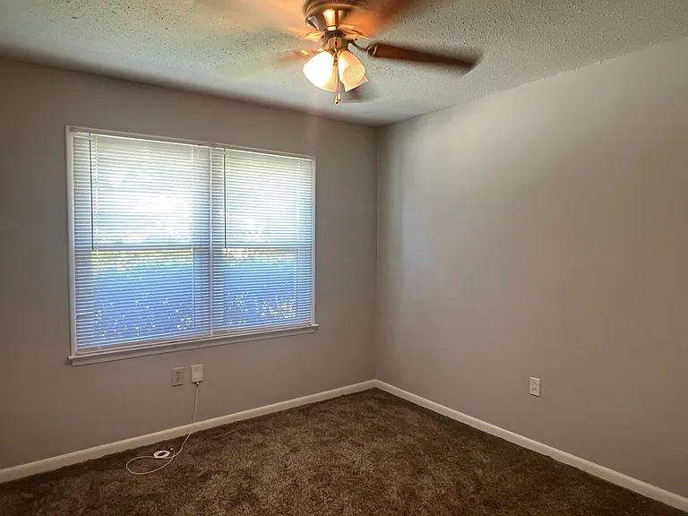 211 Laverne Dr — Photo 23