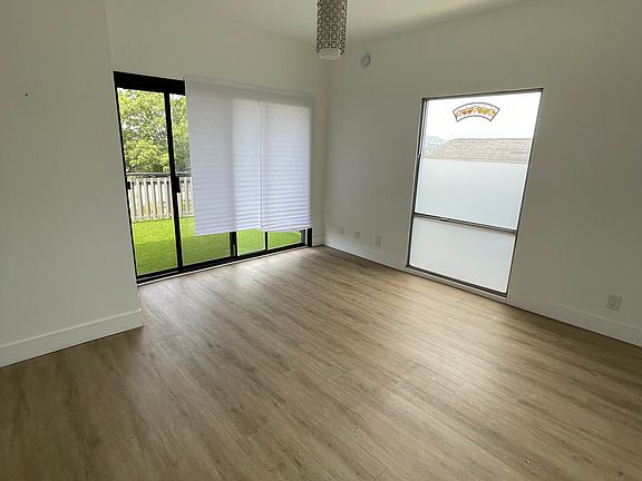 3rd image of 1365 Edgecliffe Dr APT 3