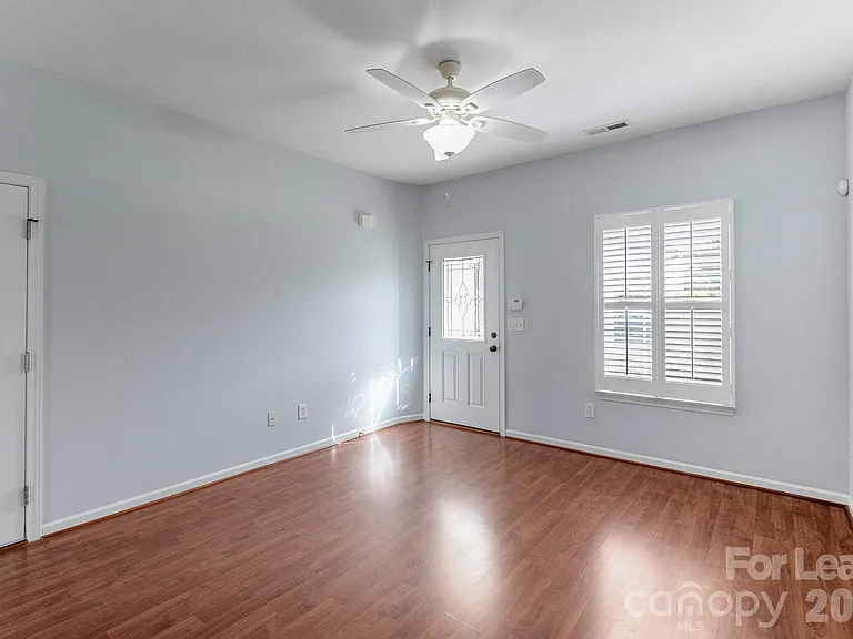 558 Calen Ln — Photo 5