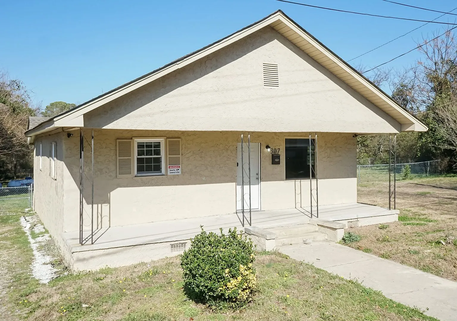Three Bedroom Home! — Photo 1